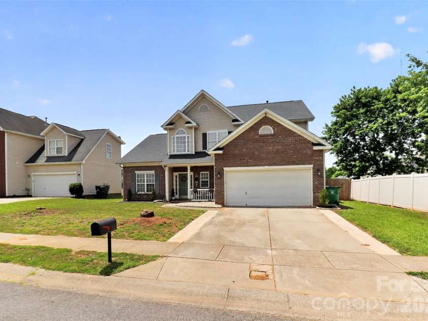 7613 Deluca Drive, Charlotte, NC 28215.  MLS# CAR4396462, YatesRealty ID 33133. 