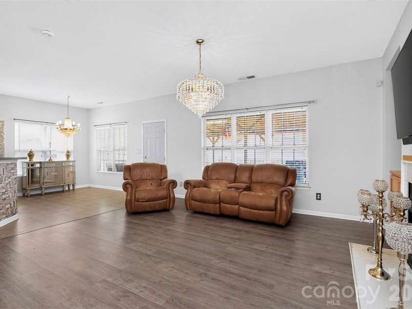 7613 Deluca Drive, Charlotte, NC 28215.  MLS# CAR4396462, YatesRealty ID 33133. 