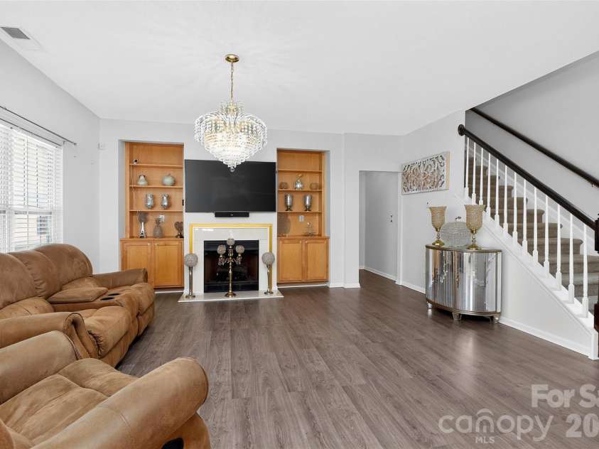 7613 Deluca Drive, Charlotte, NC 28215.  MLS# CAR4396462, YatesRealty ID 33133. 