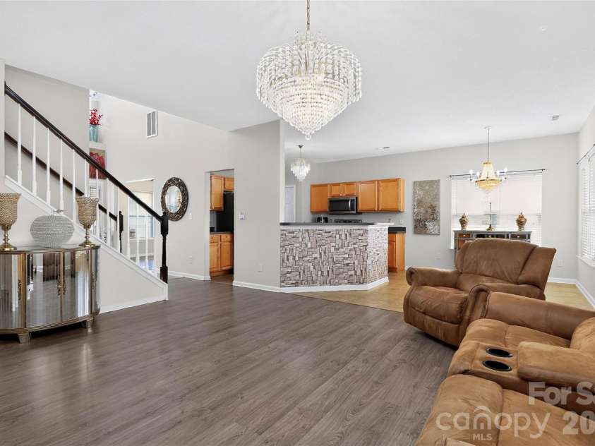 7613 Deluca Drive, Charlotte, NC 28215.  MLS# CAR4396462, YatesRealty ID 33133. 