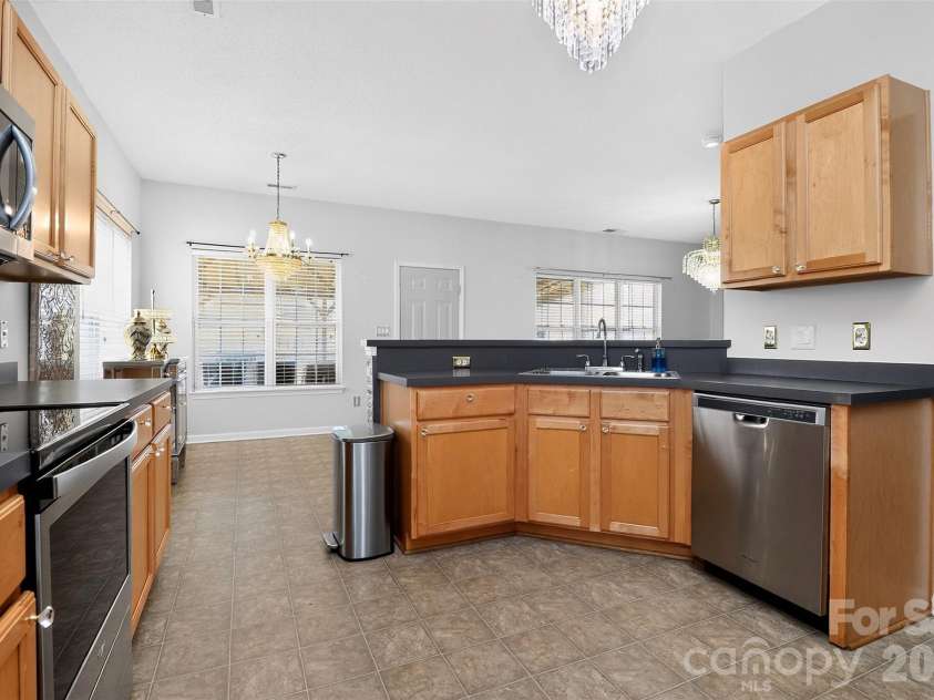 7613 Deluca Drive, Charlotte, NC 28215.  MLS# CAR4396462, YatesRealty ID 33133. 