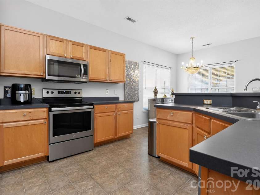 7613 Deluca Drive, Charlotte, NC 28215.  MLS# CAR4396462, YatesRealty ID 33133. 