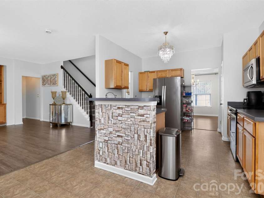 7613 Deluca Drive, Charlotte, NC 28215.  MLS# CAR4396462, YatesRealty ID 33133. 