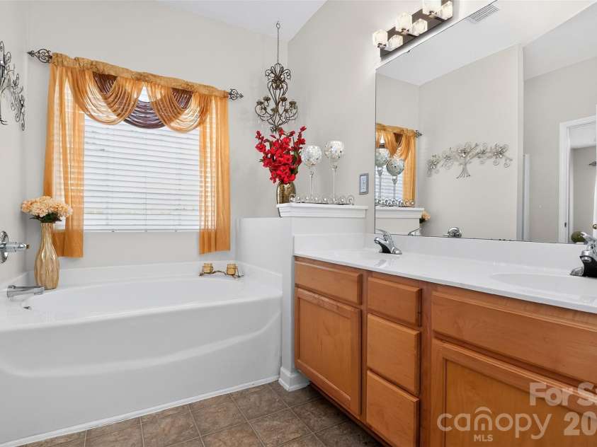 7613 Deluca Drive, Charlotte, NC 28215.  MLS# CAR4396462, YatesRealty ID 33133. 