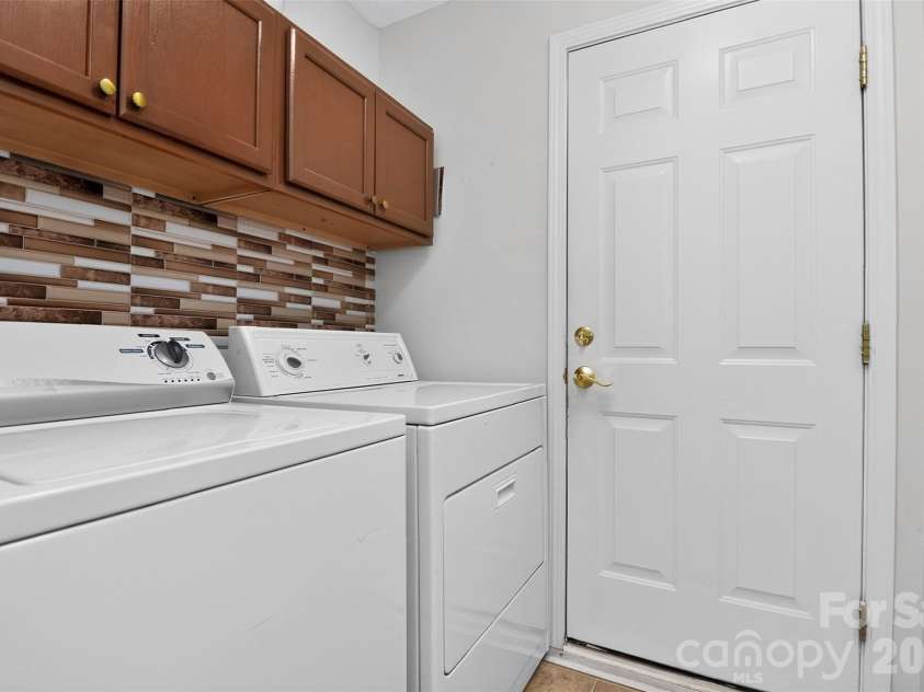 7613 Deluca Drive, Charlotte, NC 28215.  MLS# CAR4396462, YatesRealty ID 33133. 