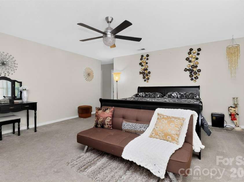7613 Deluca Drive, Charlotte, NC 28215.  MLS# CAR4396462, YatesRealty ID 33133. 