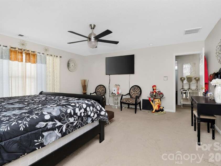 7613 Deluca Drive, Charlotte, NC 28215.  MLS# CAR4396462, YatesRealty ID 33133. 