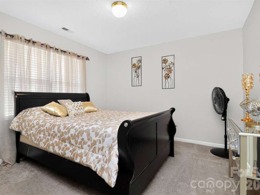7613 Deluca Drive, Charlotte, NC 28215.  MLS# CAR4396462, YatesRealty ID 33133. 