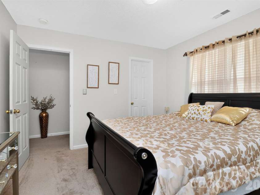 7613 Deluca Drive, Charlotte, NC 28215.  MLS# CAR4396462, YatesRealty ID 33133. 