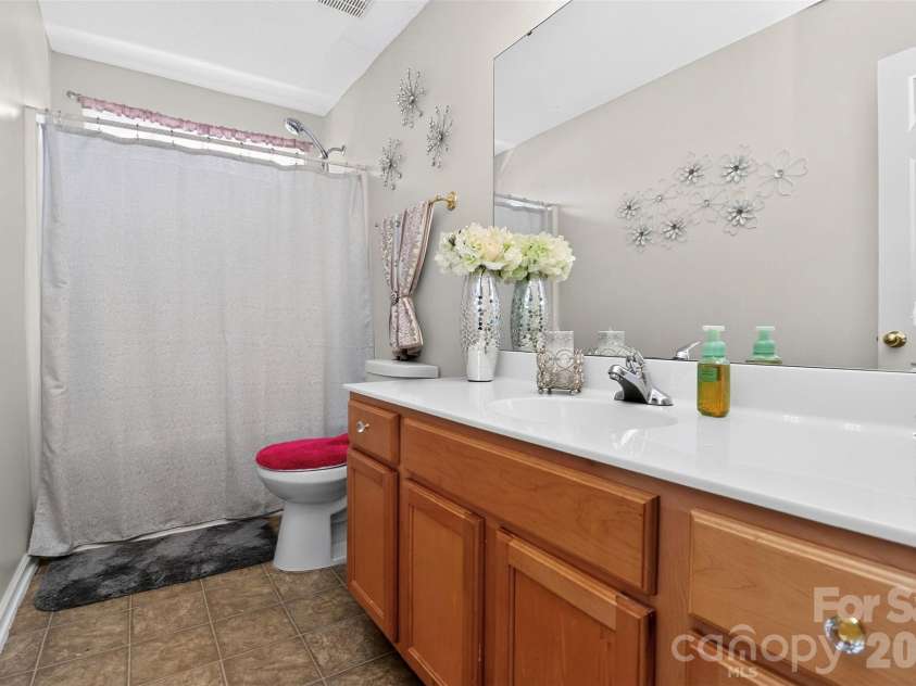 7613 Deluca Drive, Charlotte, NC 28215.  MLS# CAR4396462, YatesRealty ID 33133. 