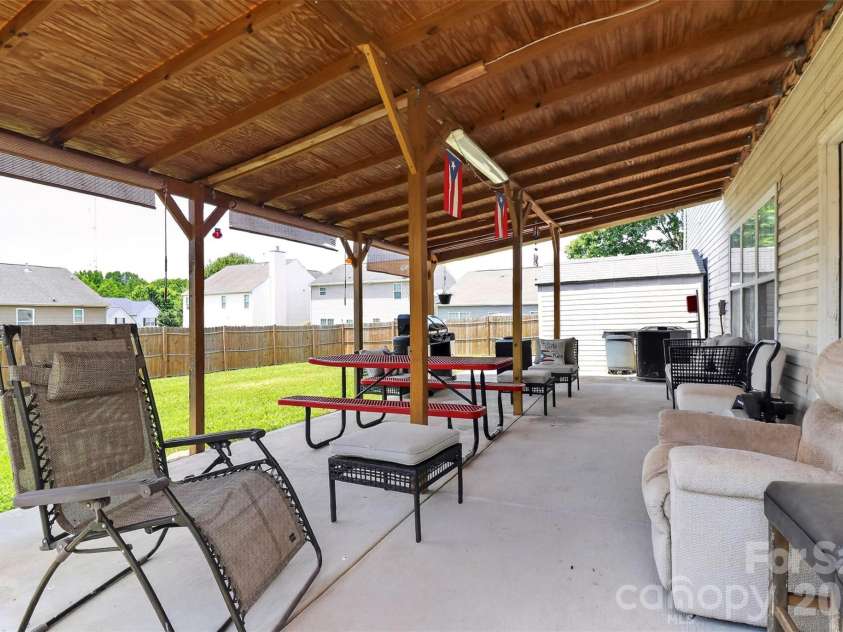7613 Deluca Drive, Charlotte, NC 28215.  MLS# CAR4396462, YatesRealty ID 33133. 