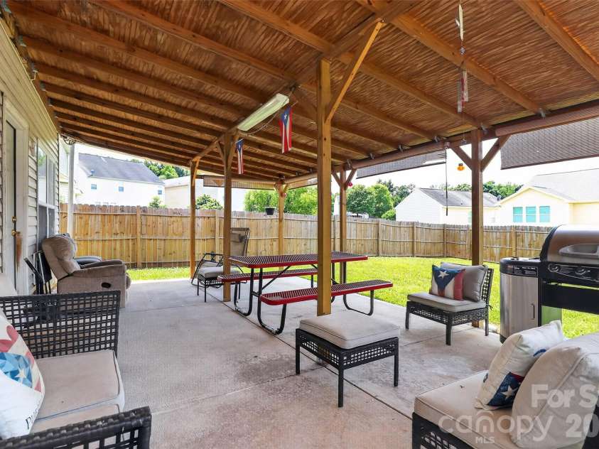7613 Deluca Drive, Charlotte, NC 28215.  MLS# CAR4396462, YatesRealty ID 33133. 