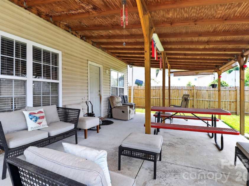 7613 Deluca Drive, Charlotte, NC 28215.  MLS# CAR4396462, YatesRealty ID 33133. 