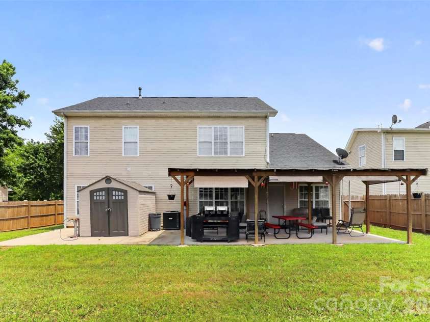 7613 Deluca Drive, Charlotte, NC 28215.  MLS# CAR4396462, YatesRealty ID 33133. 