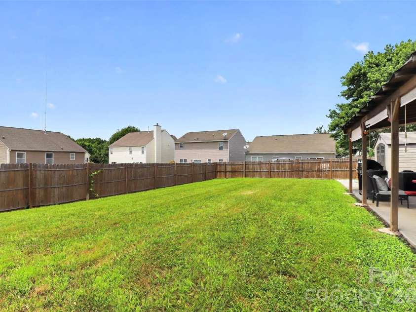 7613 Deluca Drive, Charlotte, NC 28215.  MLS# CAR4396462, YatesRealty ID 33133. 