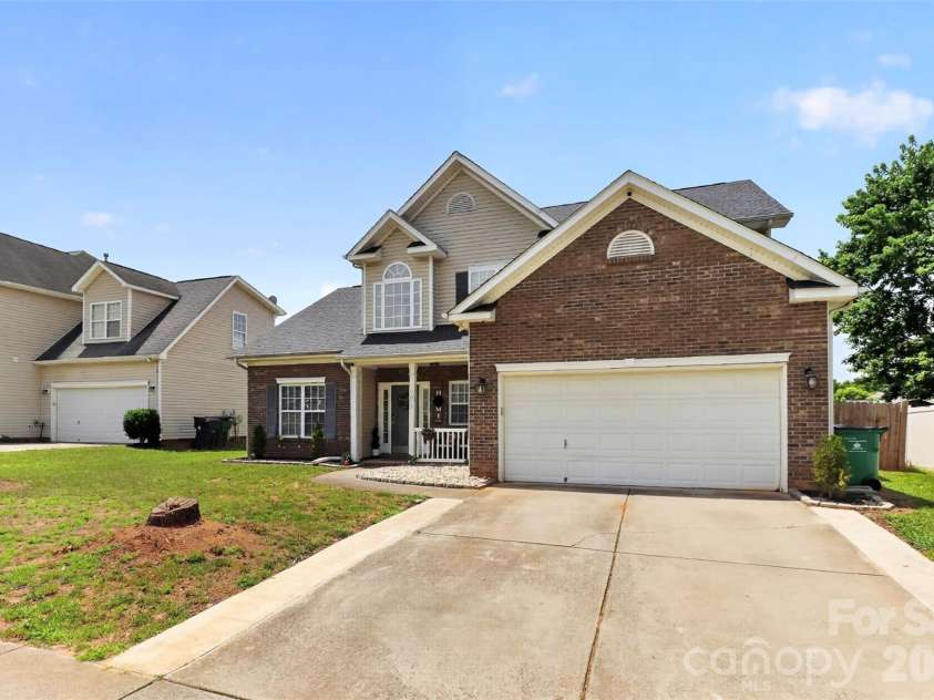 7613 Deluca Drive, Charlotte, NC 28215.  MLS# CAR4396462, YatesRealty ID 33133. 