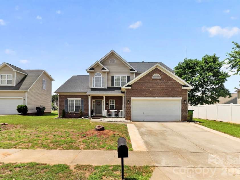 7613 Deluca Drive, Charlotte, NC 28215.  MLS# CAR4396462, YatesRealty ID 33133. 
