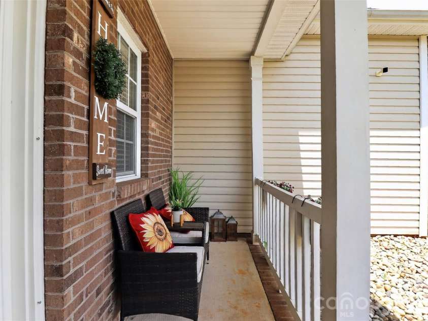 7613 Deluca Drive, Charlotte, NC 28215.  MLS# CAR4396462, YatesRealty ID 33133. 