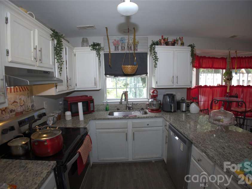 6000 Bayswater Lane, Charlotte, NC 28212.  MLS# CAR4397633, YatesRealty ID 33134. 