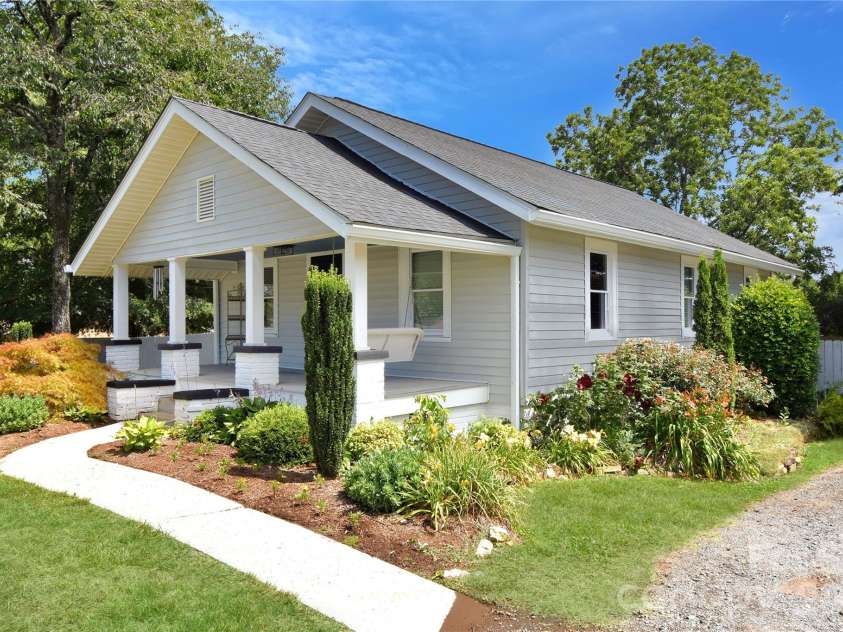496 14th Avenue, Hickory, NC 28601.  MLS# CAR4396801, YatesRealty ID 33135. 