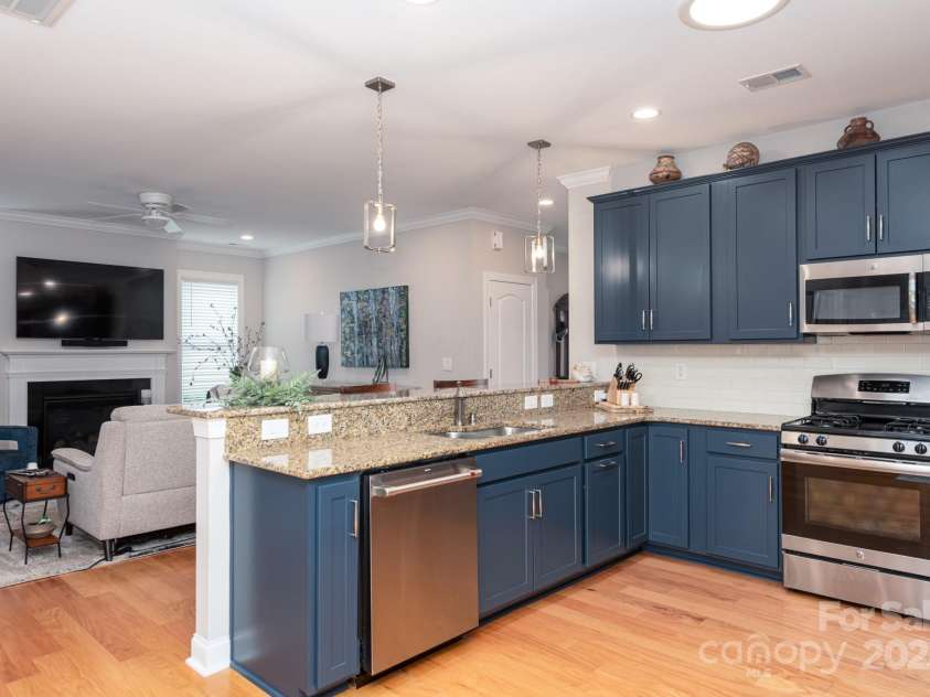 11728 Mount Argus Drive, Cornelius, NC 28031.  MLS# CAR4291411, YatesRealty ID 33139. Stainless appliances!