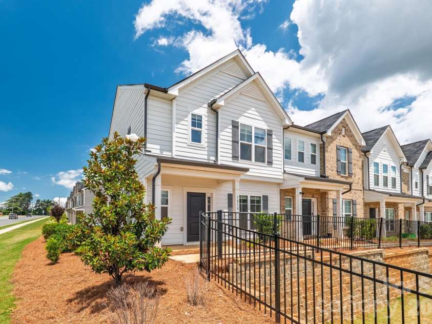 1814 Saint Louis Alley, Concord, NC 28027.  MLS# CAR4397909, YatesRealty ID 33139. 