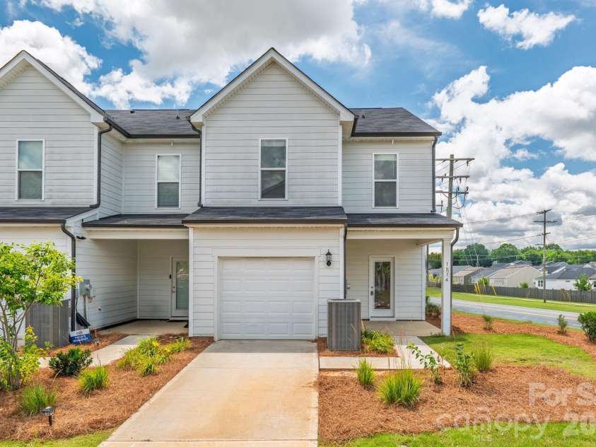 1814 Saint Louis Alley, Concord, NC 28027.  MLS# CAR4397909, YatesRealty ID 33139. 