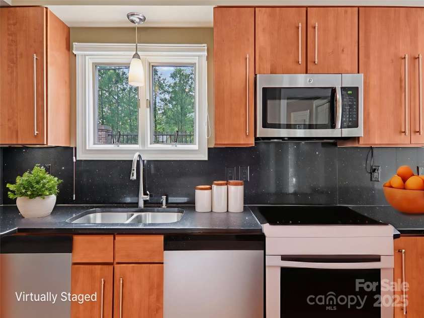 102 Glenbrook Drive, Hendersonville, NC 28739.  MLS# CAR4313168, YatesRealty ID 3314. 