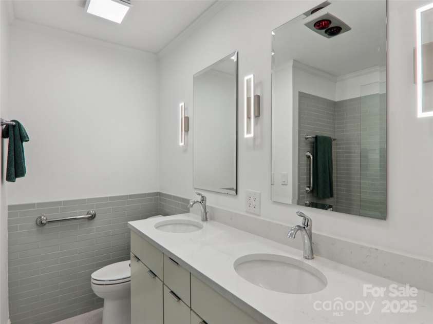 102 Glenbrook Drive, Hendersonville, NC 28739.  MLS# CAR4313168, YatesRealty ID 3314. 