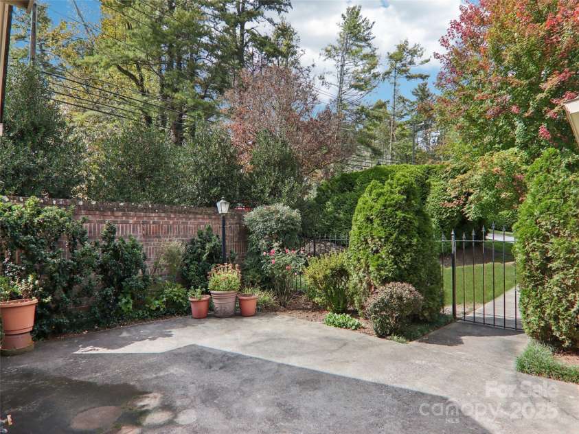 102 Glenbrook Drive, Hendersonville, NC 28739.  MLS# CAR4313168, YatesRealty ID 3314. 