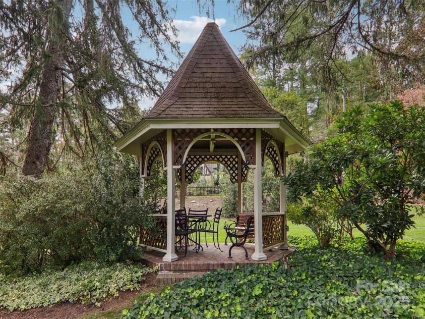 102 Glenbrook Drive, Hendersonville, NC 28739.  MLS# CAR4313168, YatesRealty ID 3314. 