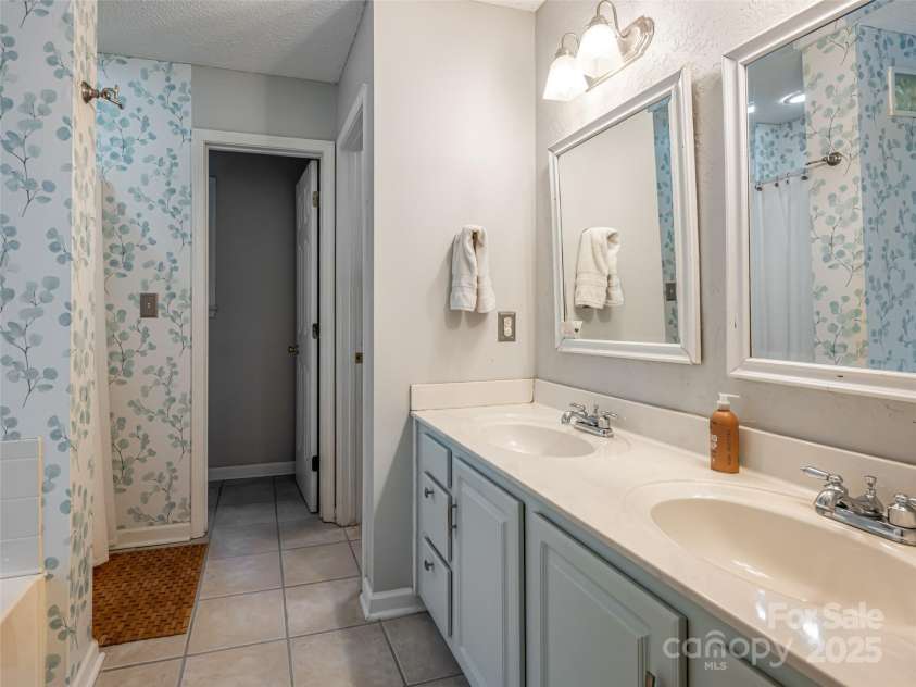 5 Muirfield Circle, Arden, NC 28704.  MLS# CAR4293165, YatesRealty ID 33140. 