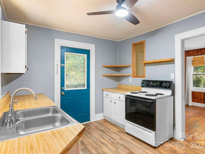 186 Pisgah View Road, Asheville, NC 28806.  MLS# CAR4293363, YatesRealty ID 33142. Kitchen main level