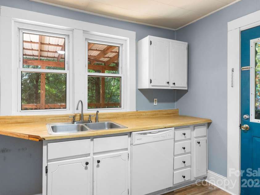 186 Pisgah View Road, Asheville, NC 28806.  MLS# CAR4293363, YatesRealty ID 33142. Kitchen main level