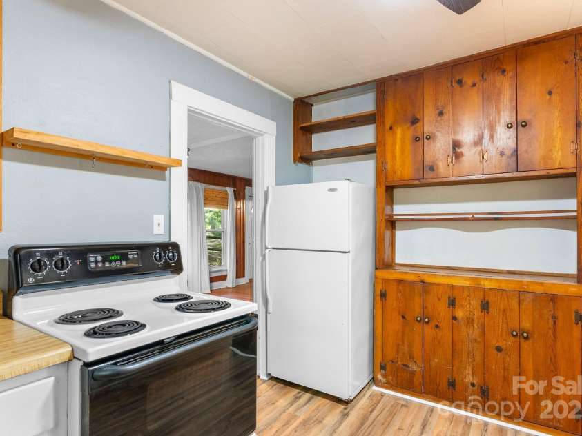 186 Pisgah View Road, Asheville, NC 28806.  MLS# CAR4293363, YatesRealty ID 33142. Kitchen main level