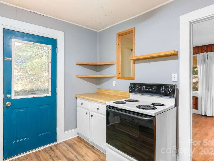 186 Pisgah View Road, Asheville, NC 28806.  MLS# CAR4293363, YatesRealty ID 33142. Kitchen main level