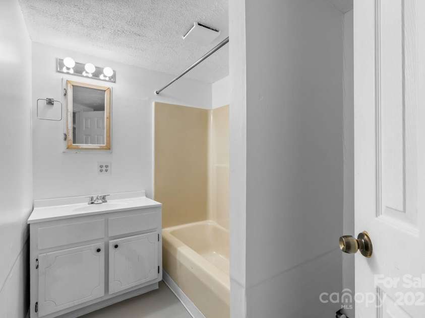 186 Pisgah View Road, Asheville, NC 28806.  MLS# CAR4293363, YatesRealty ID 33142. Lower level bath