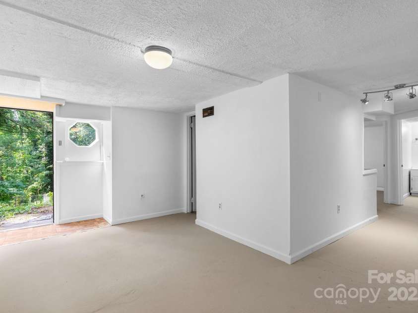 186 Pisgah View Road, Asheville, NC 28806.  MLS# CAR4293363, YatesRealty ID 33142. Lower level living