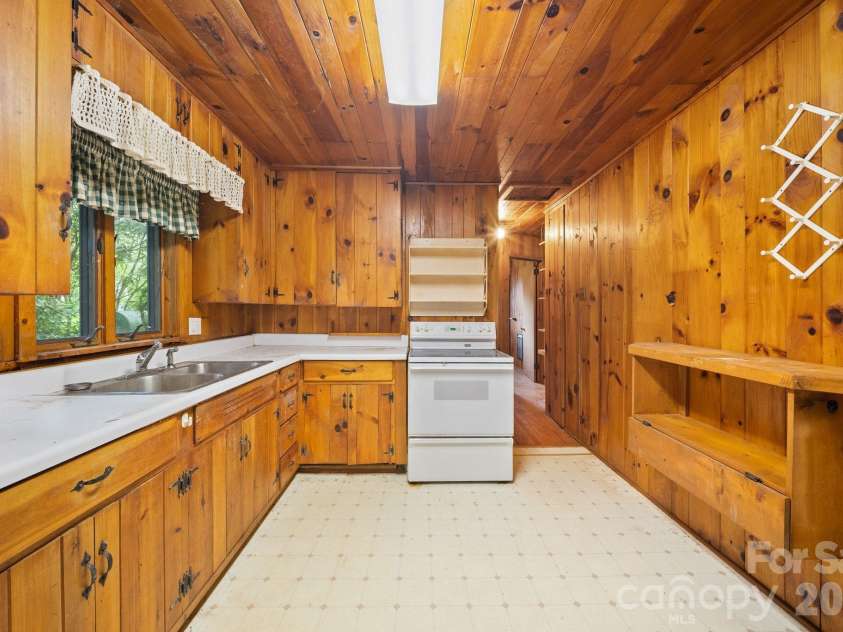 65 Gurney Franklin Road, Newland, NC 28657.  MLS# CAR4386386, YatesRealty ID 33142. 