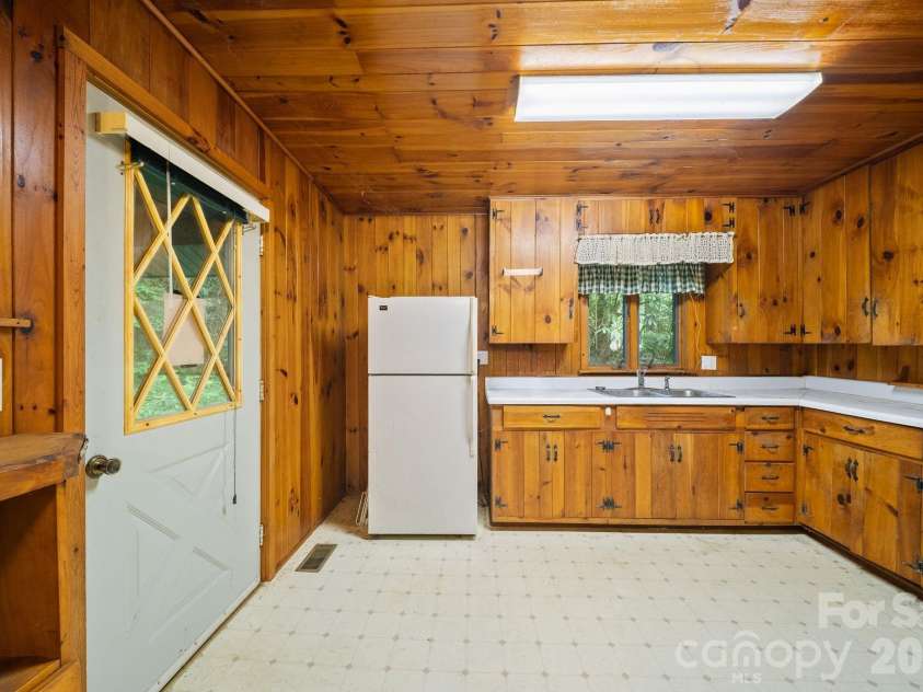 65 Gurney Franklin Road, Newland, NC 28657.  MLS# CAR4386386, YatesRealty ID 33142. 