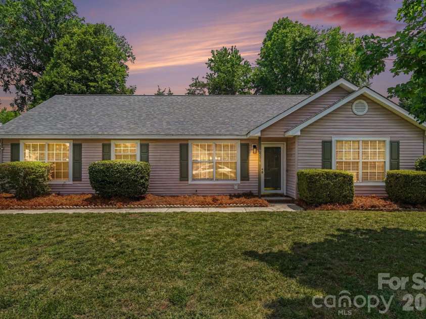 7518 Prindle Lake Drive, Charlotte, NC 28227.  MLS# CAR4397454, YatesRealty ID 33143. 