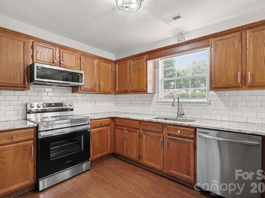 7518 Prindle Lake Drive, Charlotte, NC 28227.  MLS# CAR4397454, YatesRealty ID 33143. 
