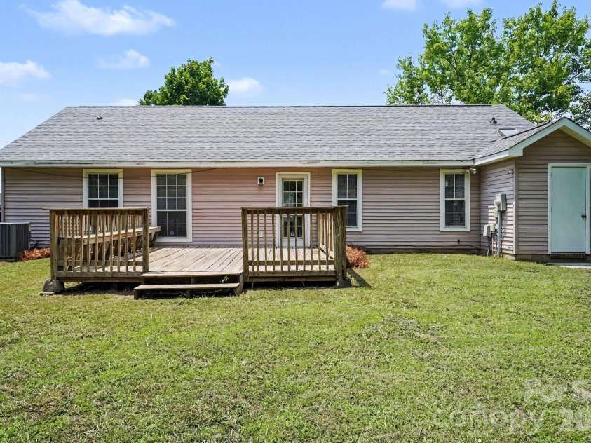 7518 Prindle Lake Drive, Charlotte, NC 28227.  MLS# CAR4397454, YatesRealty ID 33143. 