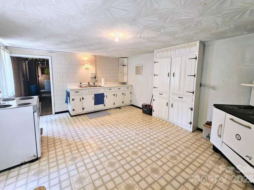 309 Gentry Street, Jefferson, NC 28640.  MLS# CAR4294097, YatesRealty ID 33146. 