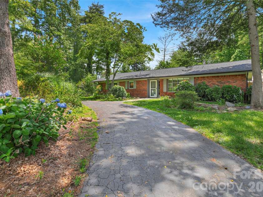 138 Surry Lane, Hendersonville, NC 28791.  MLS# CAR4398078, YatesRealty ID 33147. 