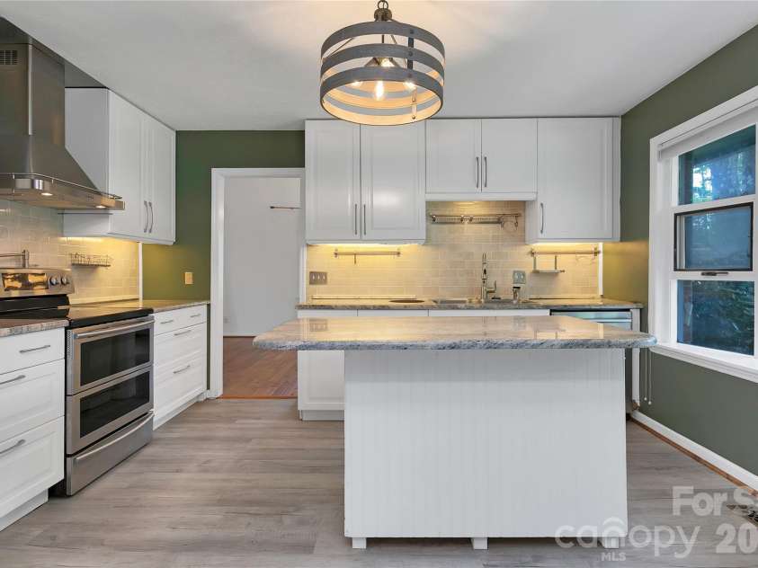 138 Surry Lane, Hendersonville, NC 28791.  MLS# CAR4398078, YatesRealty ID 33147. 