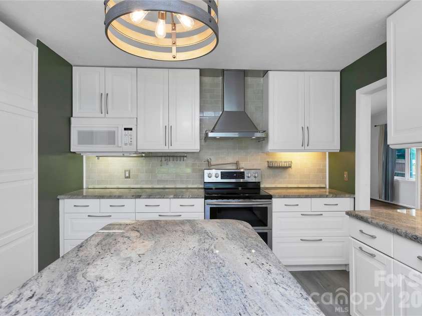 138 Surry Lane, Hendersonville, NC 28791.  MLS# CAR4398078, YatesRealty ID 33147. 