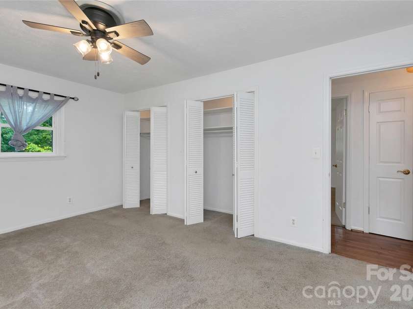 138 Surry Lane, Hendersonville, NC 28791.  MLS# CAR4398078, YatesRealty ID 33147. 