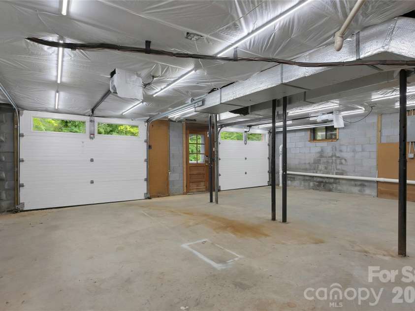 138 Surry Lane, Hendersonville, NC 28791.  MLS# CAR4398078, YatesRealty ID 33147. 
