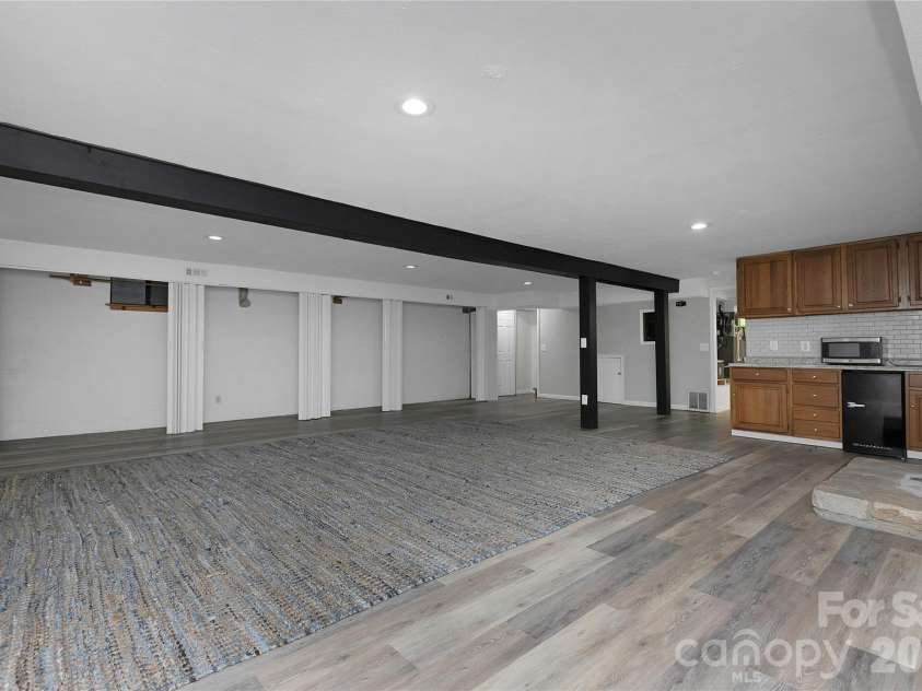 138 Surry Lane, Hendersonville, NC 28791.  MLS# CAR4398078, YatesRealty ID 33147. 